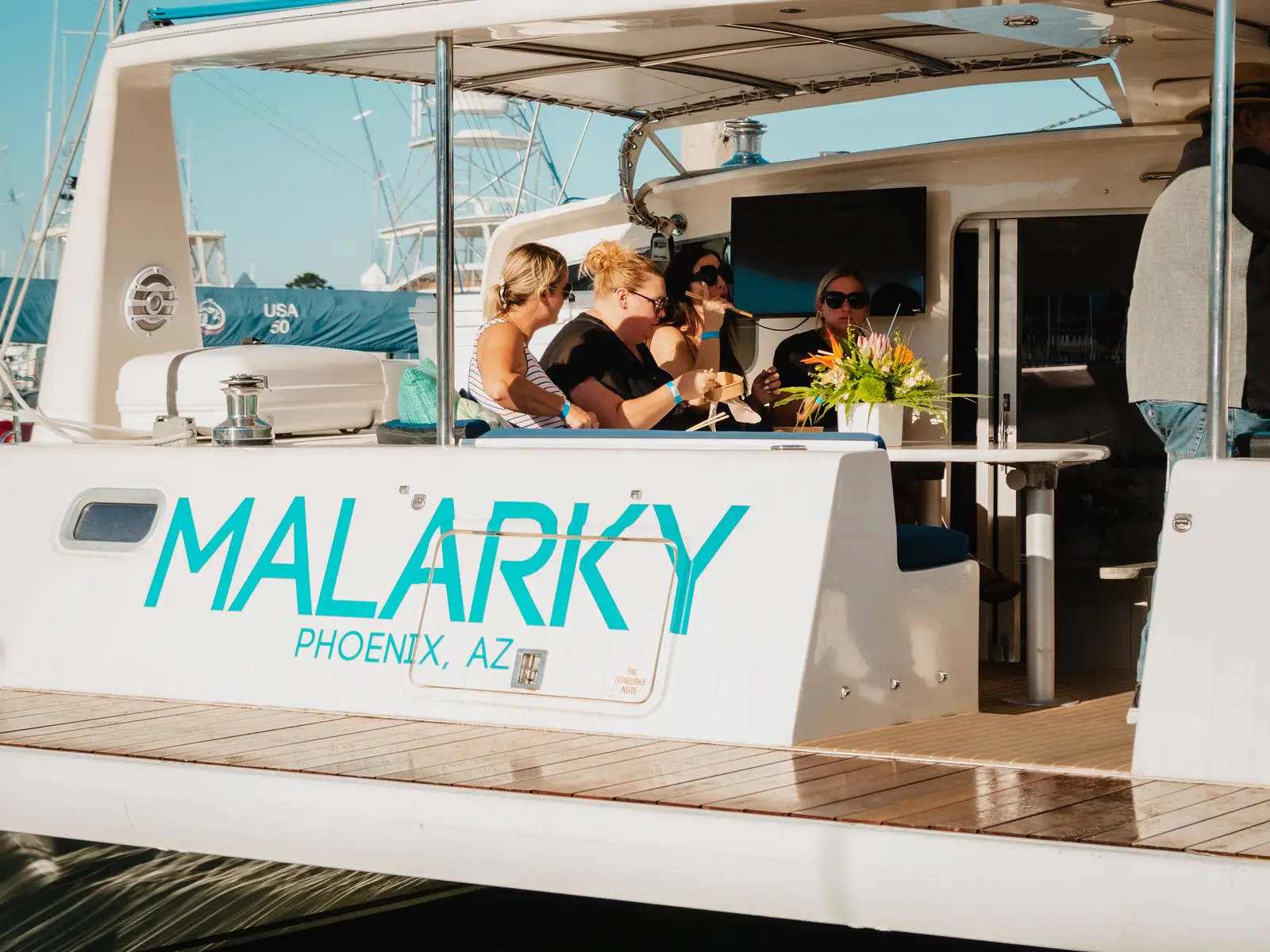 Stern cockpit dining